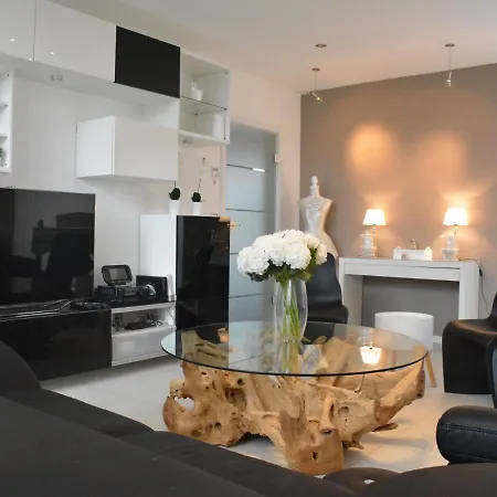 Luxurious In With Garden *
